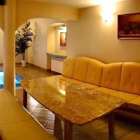 Butas White & Garden *